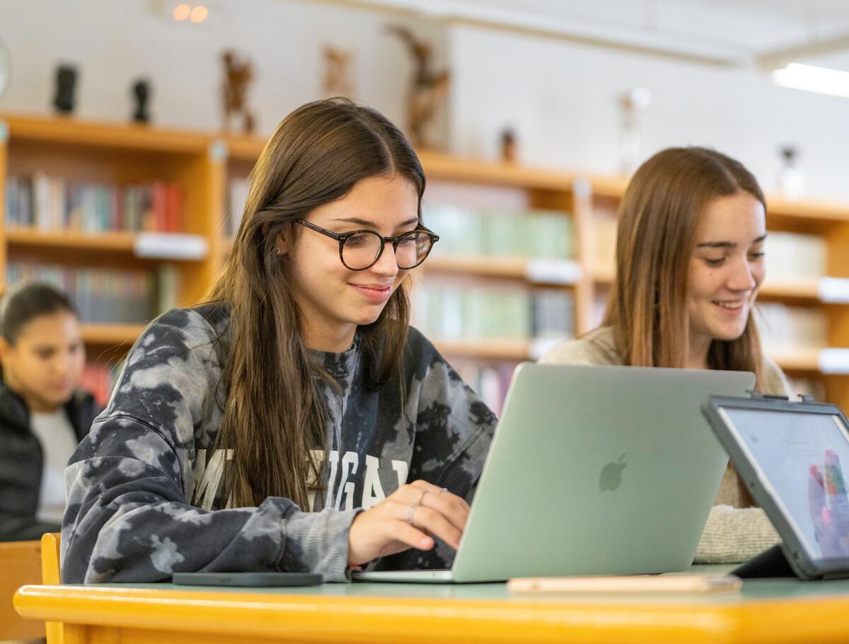 Barcelona bilingual high school programs